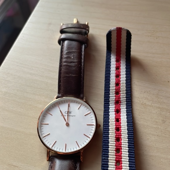 Genuine Daniel Wellington watch with two authentic straps - Picture 2 of 8